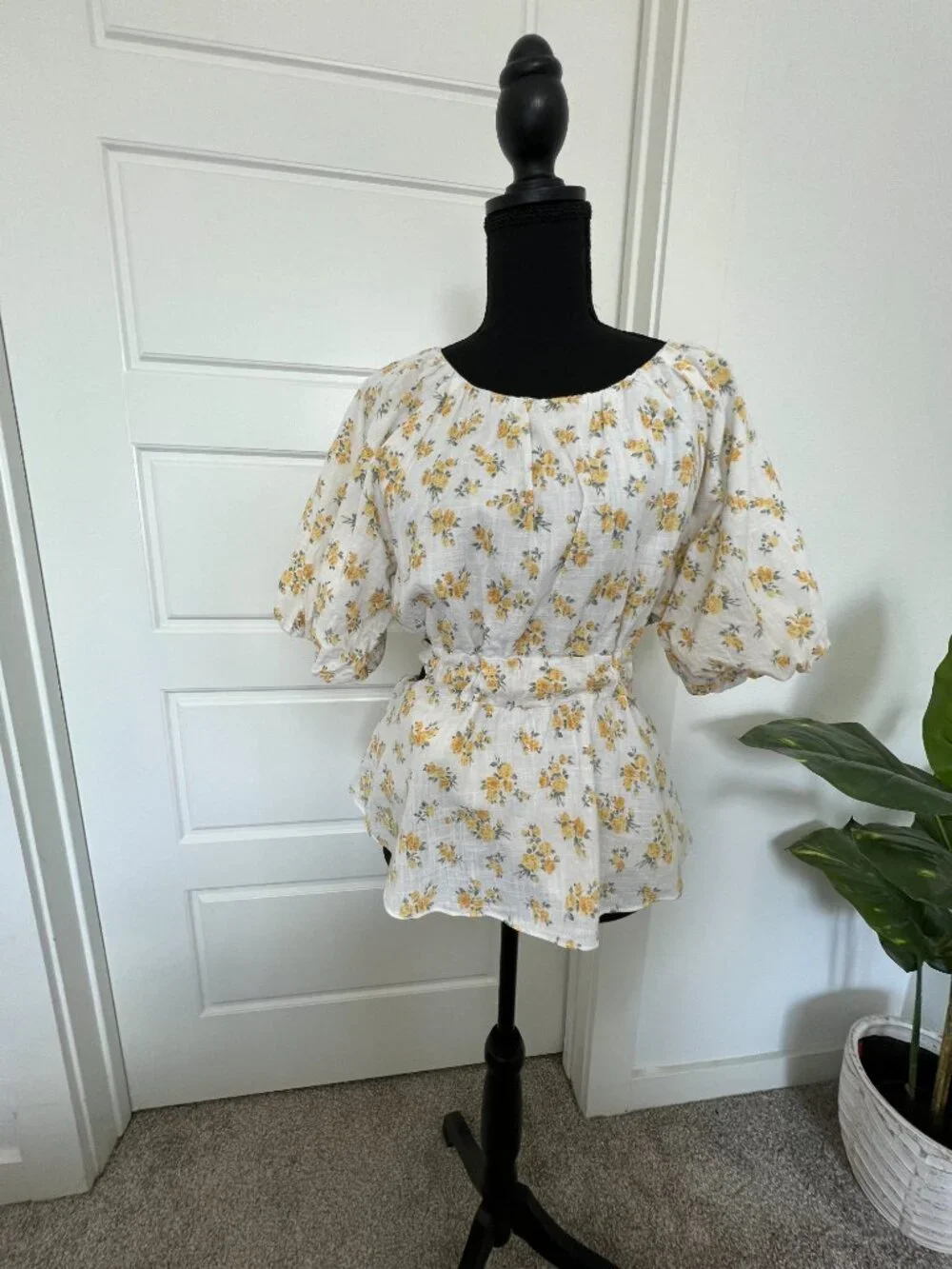 100% Cotton ASTR The Label Vendetti Floral Top Sz Large Cutout Back Puff Sleeves